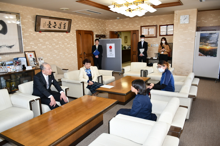 市長と話す木須井さん