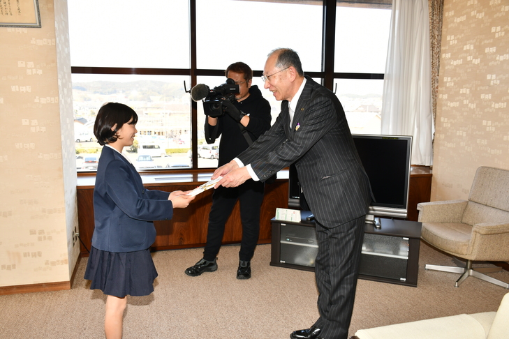 目録を渡す市長