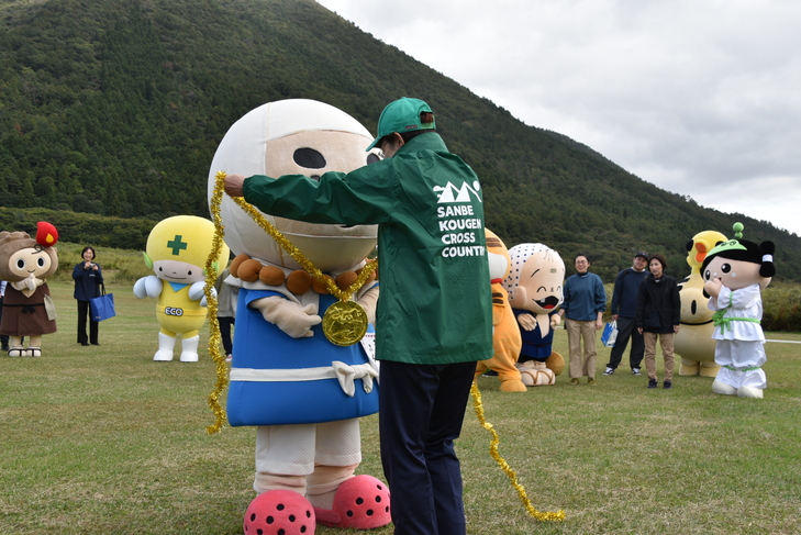 金メダルをもらう「おんすうふらたろう」