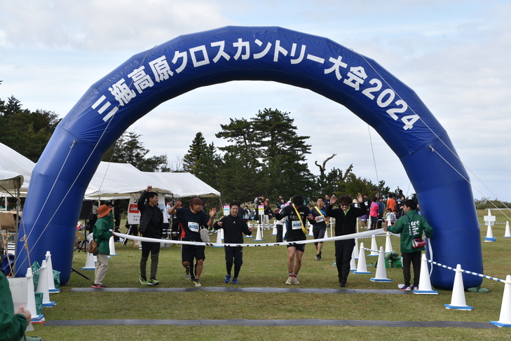 ゴールを切るランナーたち