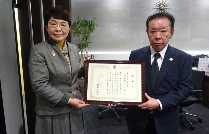 教育長と記念撮影をする石飛代表取締役