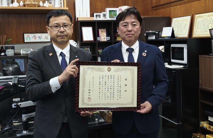 政策企画課長と記念撮影をする宇佐美代表取締役社長