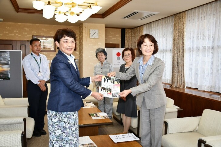 「石見銀山捲き上げ節」パンフレット贈呈式