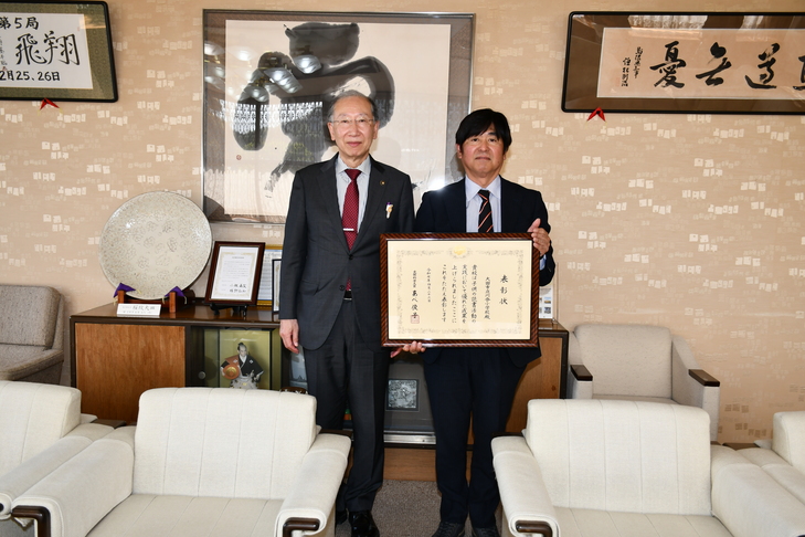 賞状を持つ校長と市長