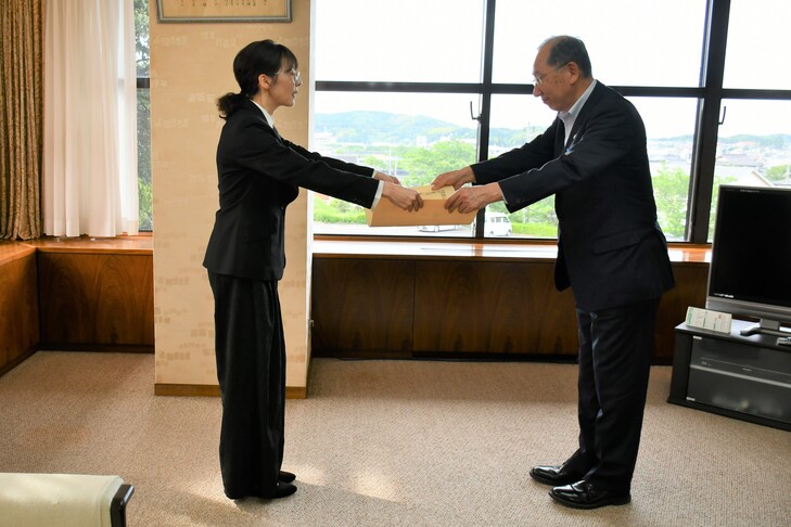 賞状を受け取る代表２