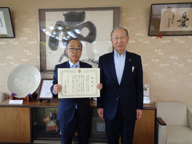 市長と記念撮影をする和田代表取締役