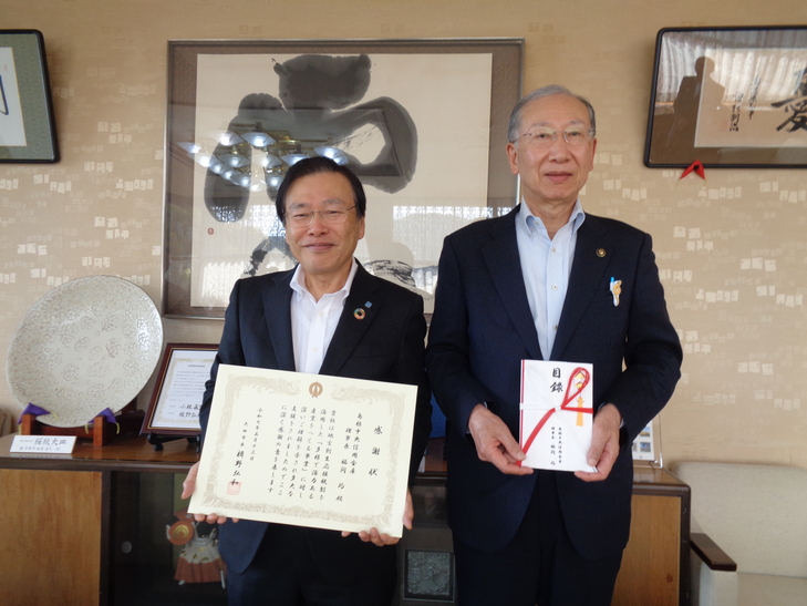 市長と記念撮影をする福間理事長