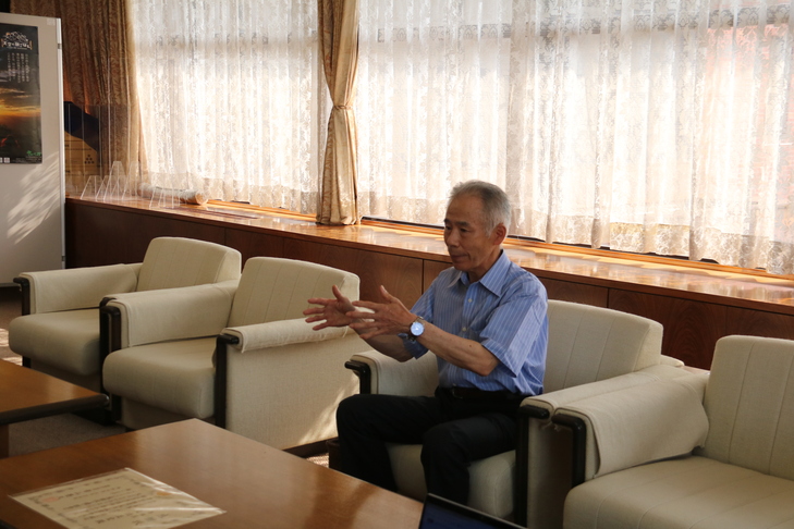 市長に説明する受賞者