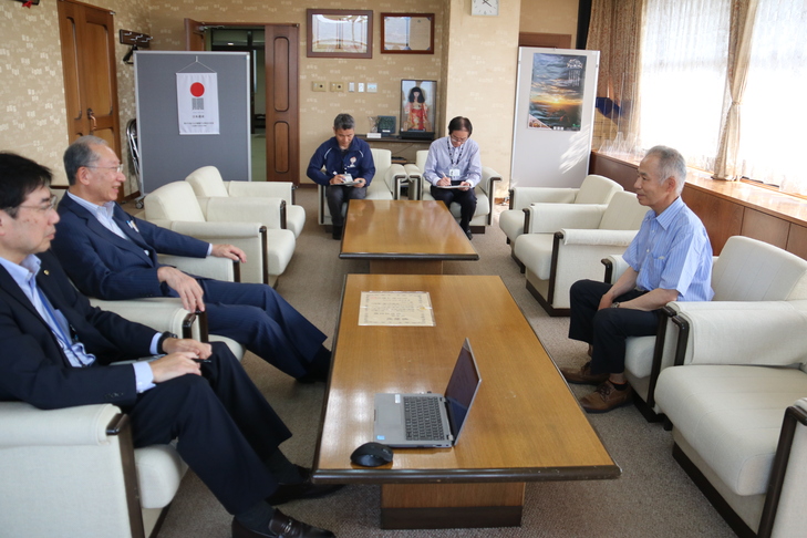 市長と歓談する受賞者