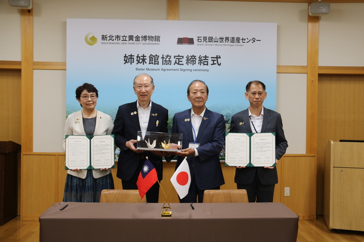 市長と武田教育長、林館長、簡氏