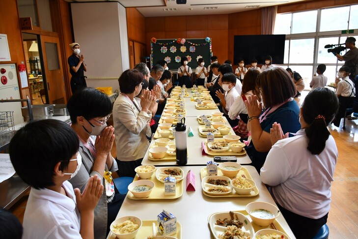 給食をいただく時の合掌のシーン