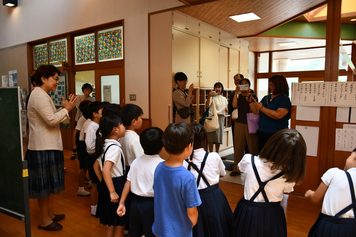 来校された皆さんを歓迎する児童たち