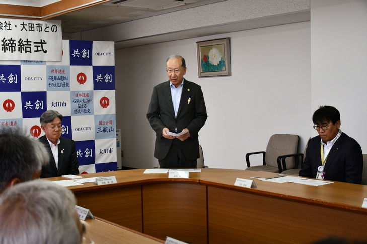 あいさつする市長