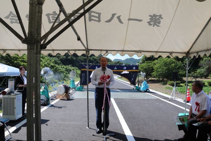 あいさつをする市長