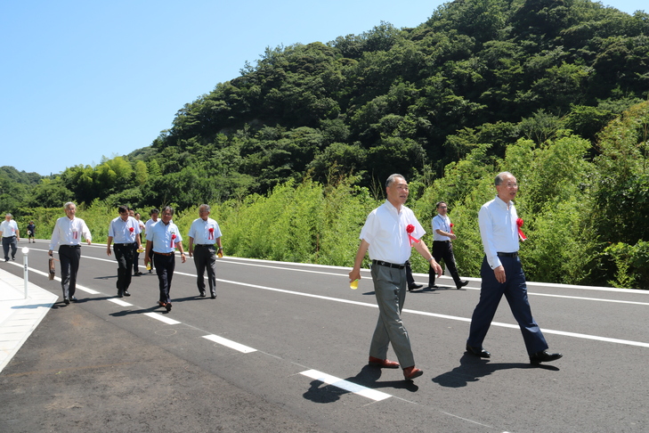 新しい道を歩く市長