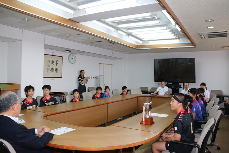 市長と歓談する選手の皆さん