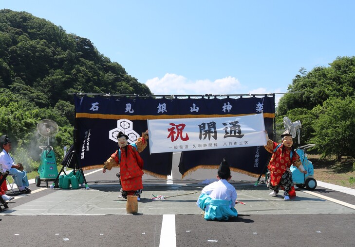 土江子ども神楽団の演舞