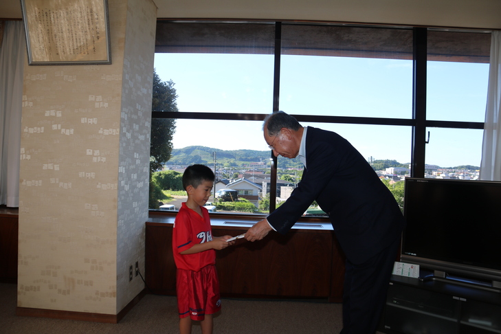 激励金を受け取る森脇さん