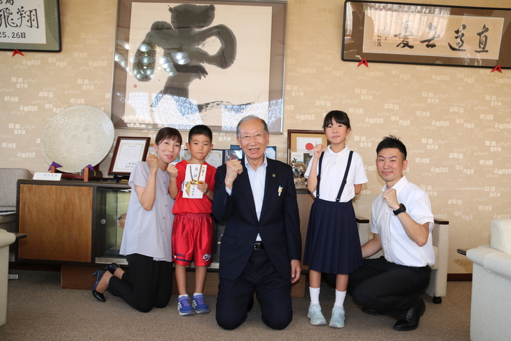 ガッツポーズをする森脇さんと市長