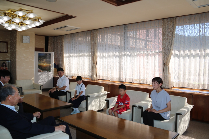 市長と歓談する森脇さん