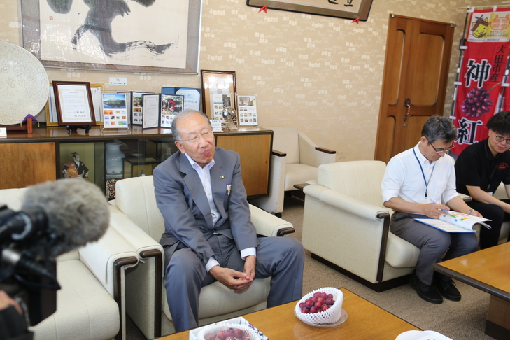 神紅を試食をする市長