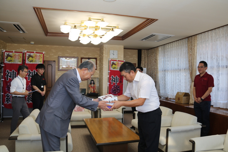 神紅を受け取る市長