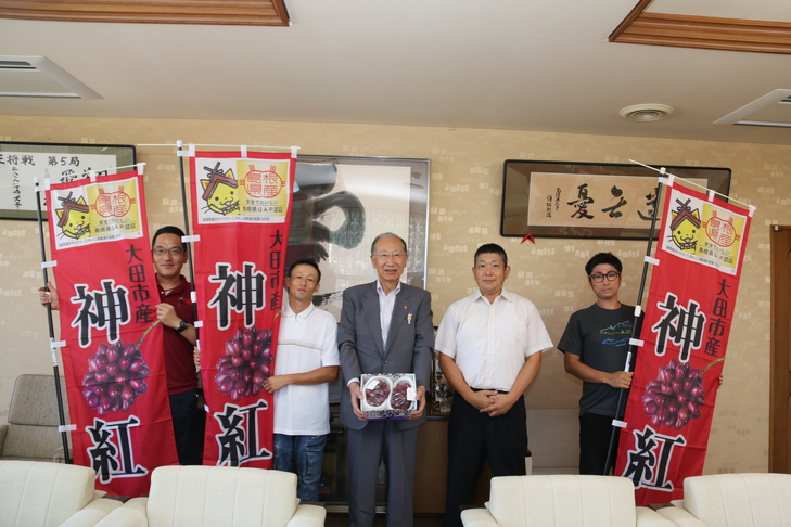市長と大田市ぶどう生産組合の皆さん