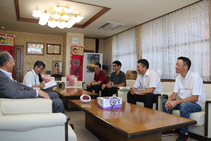 市長に活動報告をおこなう大田市ぶどう生産組合の皆さん