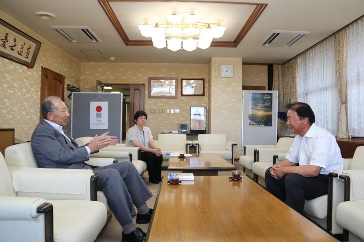 市長と本の説明を行う池田さん