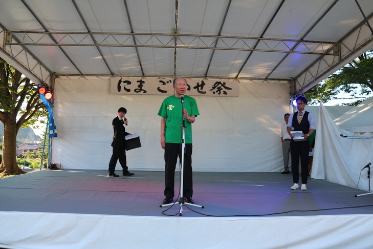 ステージであいさつをする市長