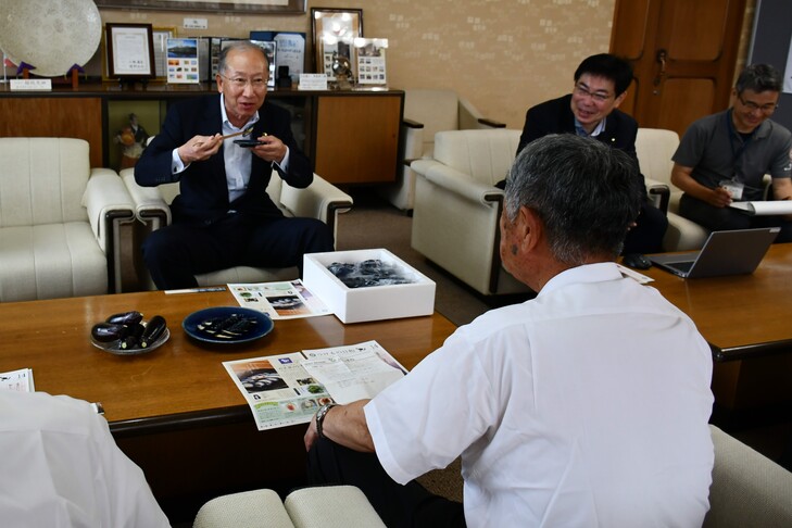市長の試食シーン