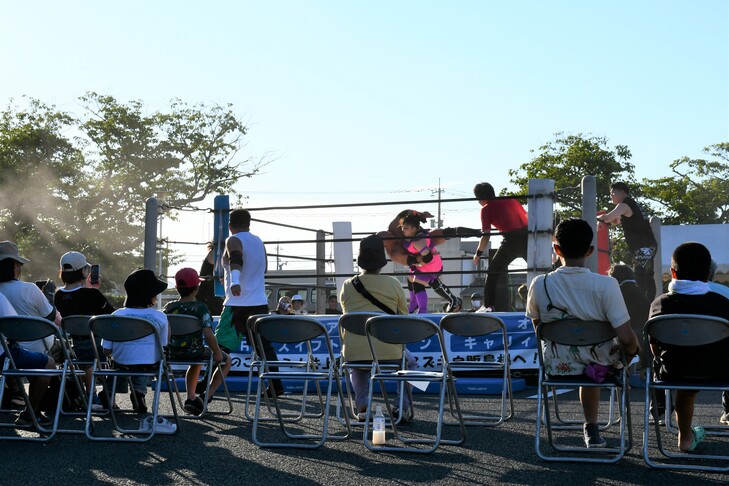 プロレス熱戦の様子