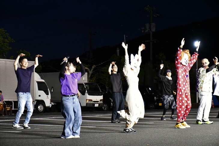 ホラーナイト踊るシーン