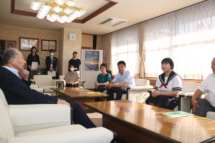 市長と歓談する野原さん