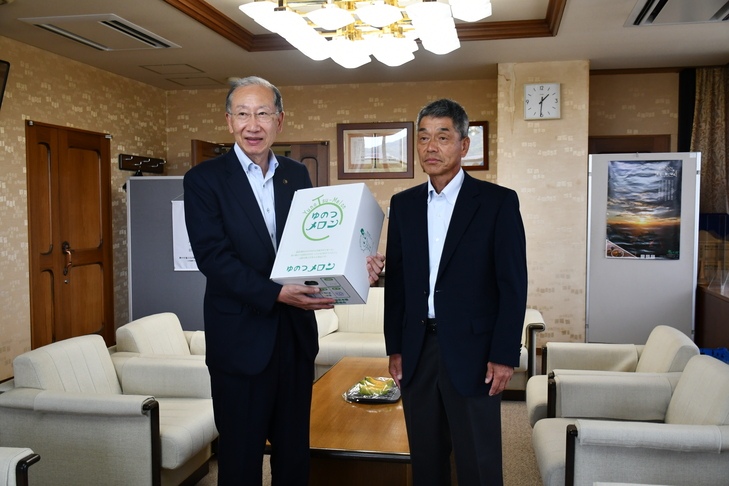 メロンの贈呈を受けた市長