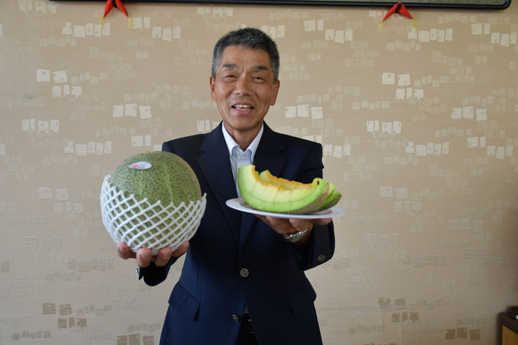 メロンを紹介する市長