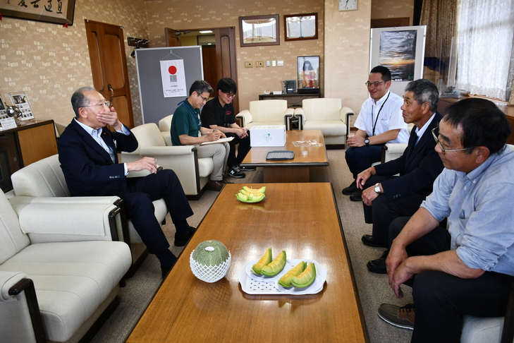 談笑する関係者ら