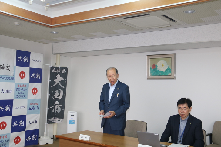 あいさつする市長