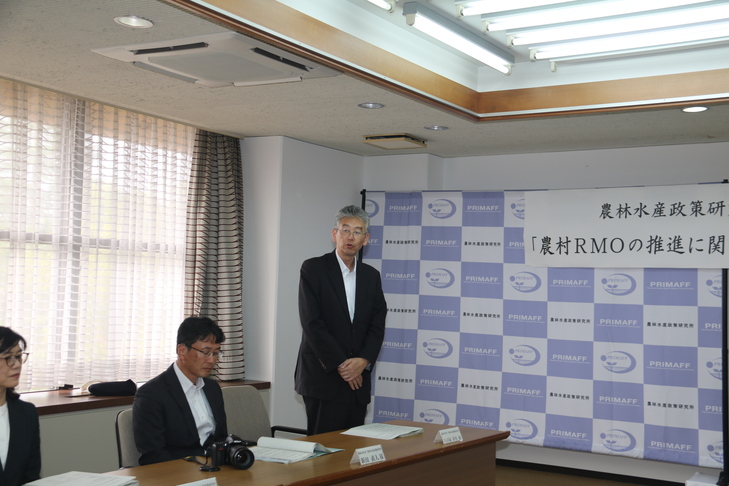 あいさつをする農林水産政策研究所の八百屋次長