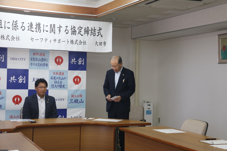 あいさつする市長