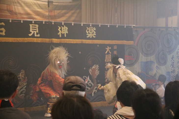 大屋神楽社中による石見銀山於紅谷
