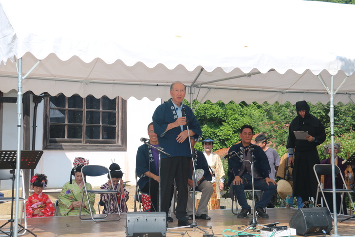 あいさつする市長