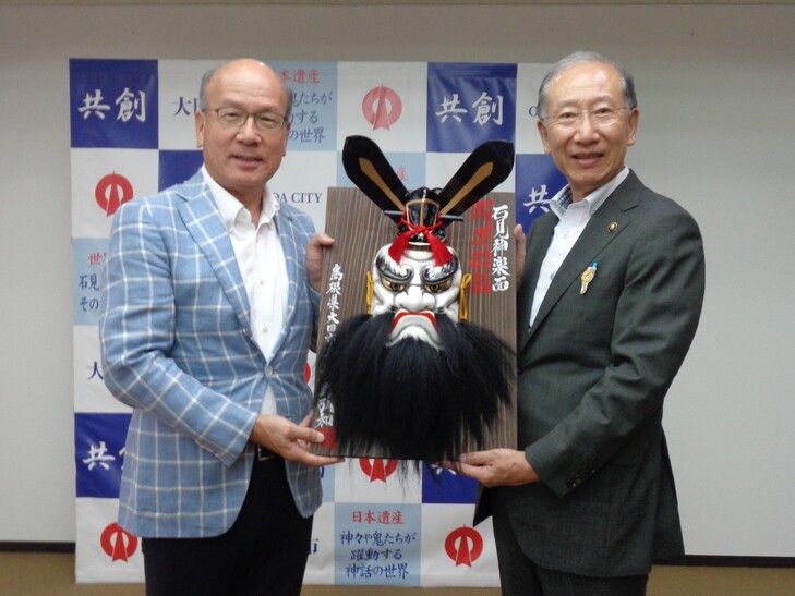 市長と記念撮影をする足田代表取締役社長