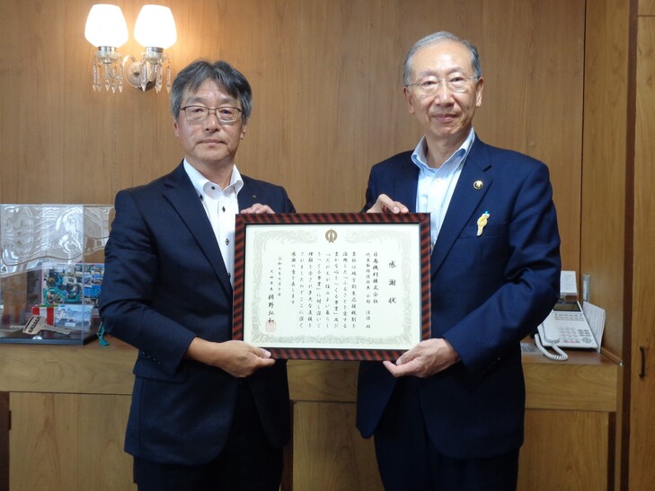 市長と記念撮影をする小村代表取締役社長