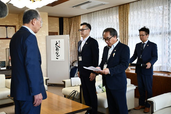 趣意書を読む本部長