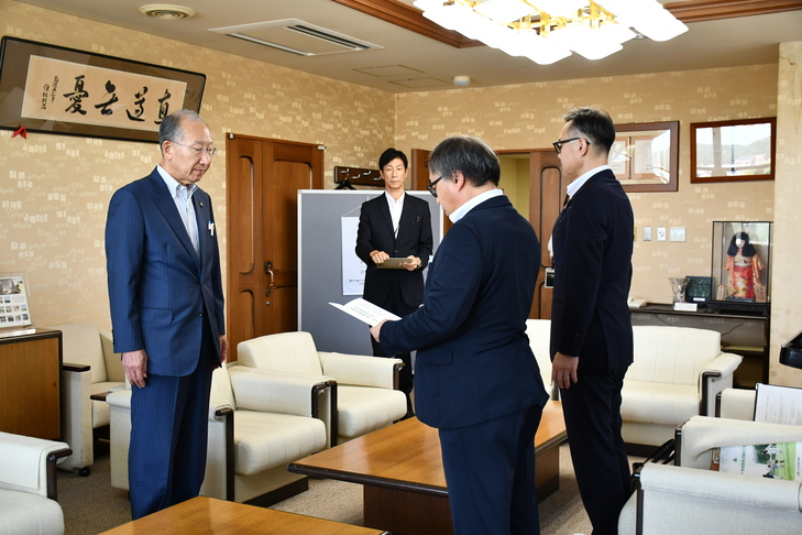 趣意書を読む本部長２