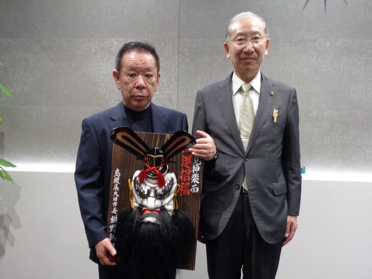 市長と記念撮影をする石飛代表取締役