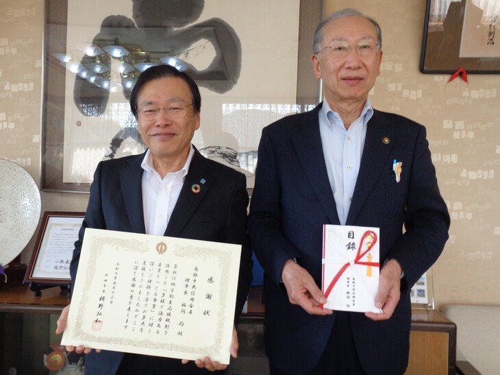 市長と記念撮影をする福間理事長
