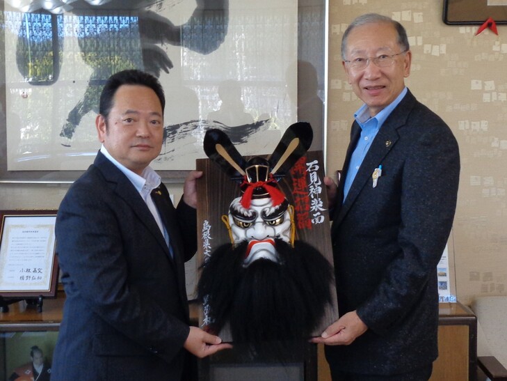 市長と記念撮影をする布野代表取締役