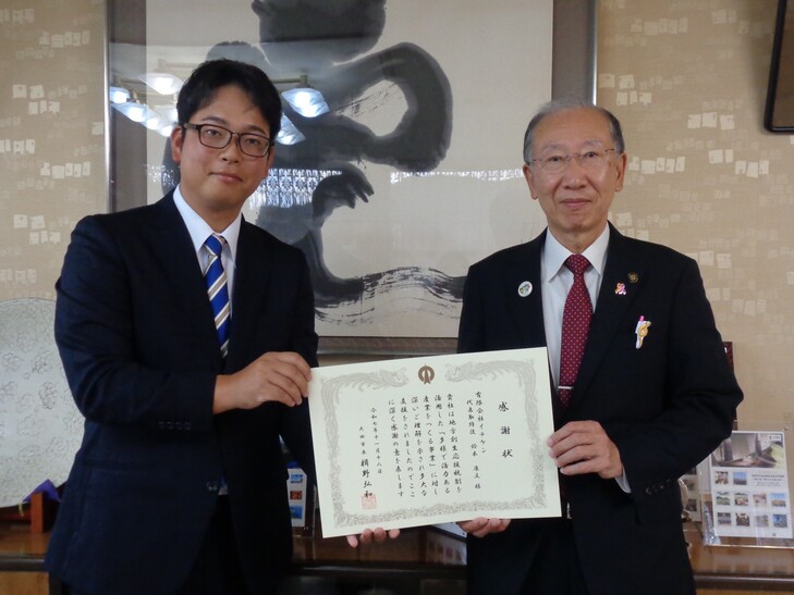 市長と記念撮影をする鈴木代表取締役